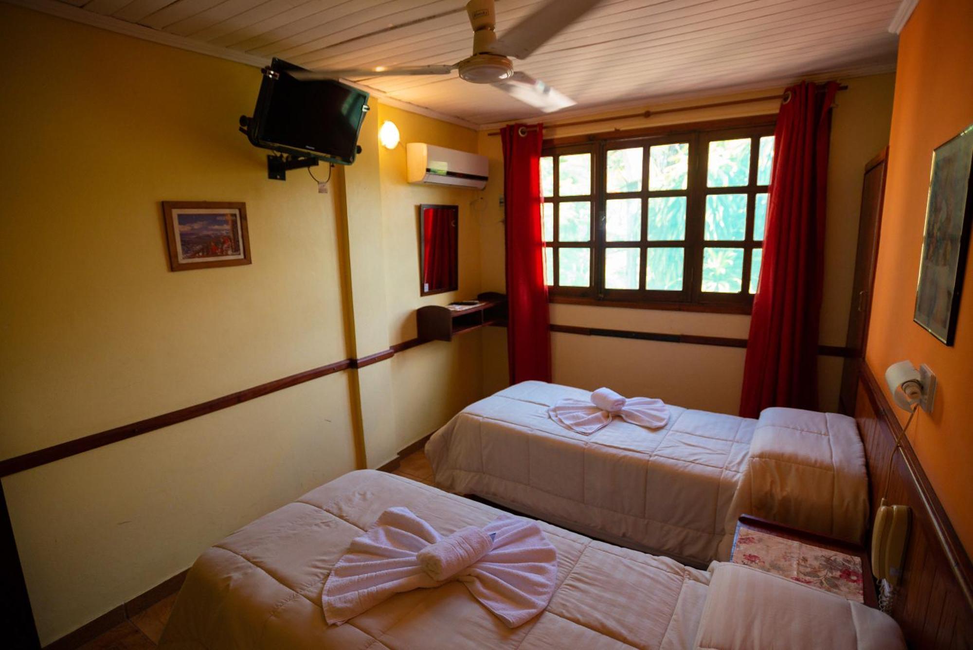 Hosteria Los Helechos Puerto Iguazu Bagian luar foto